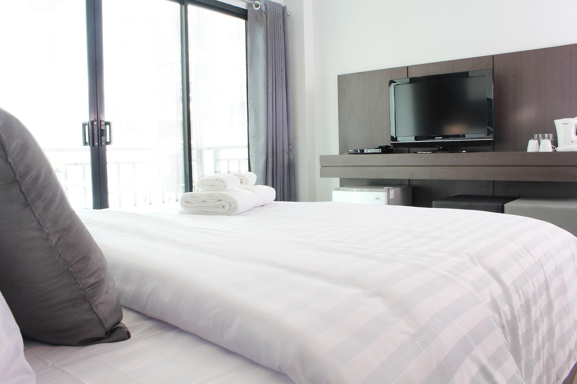 The Artist House Hotel Patong Exterior photo