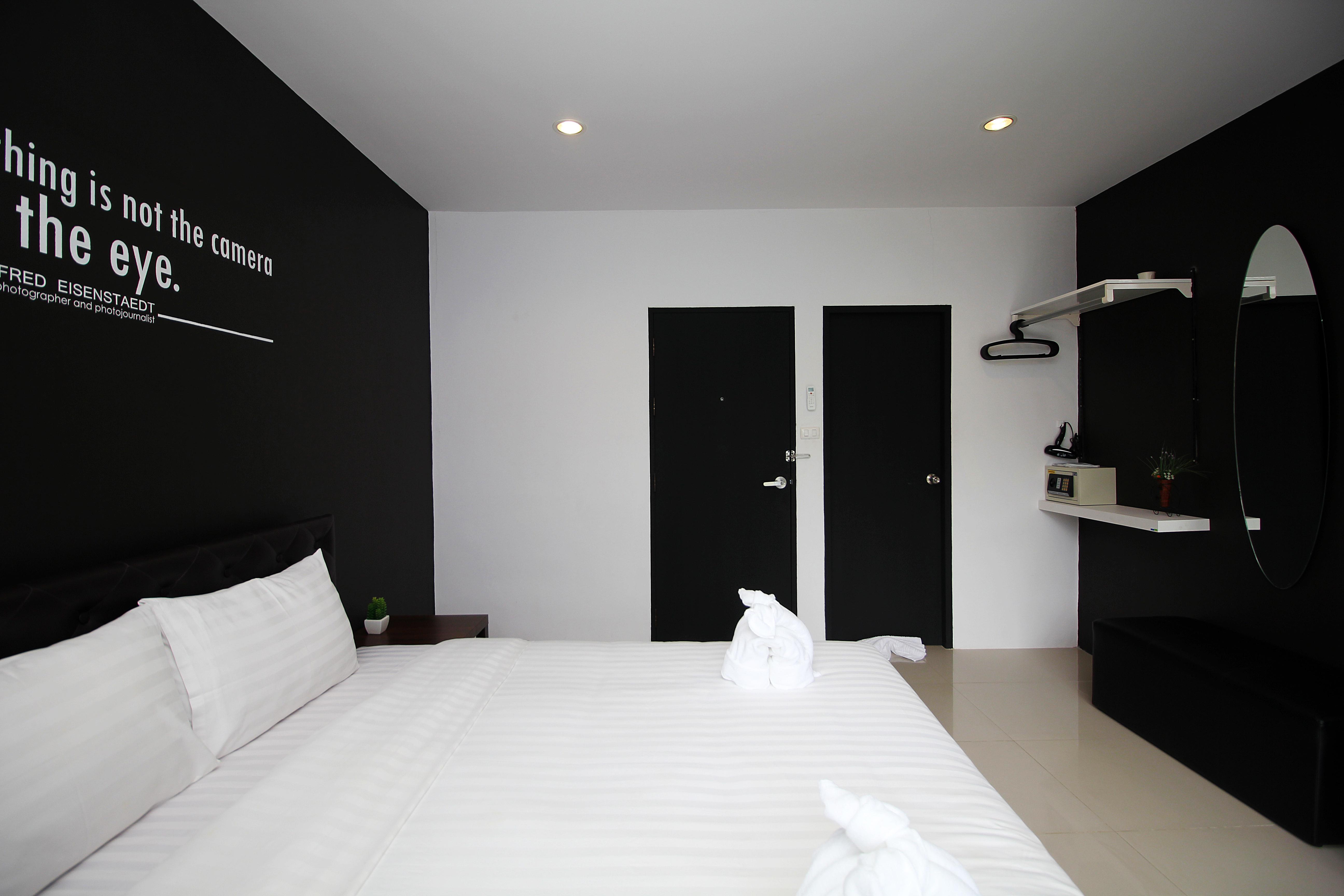 The Artist House Hotel Patong Exterior photo